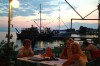 Brug en veerboot bij patras